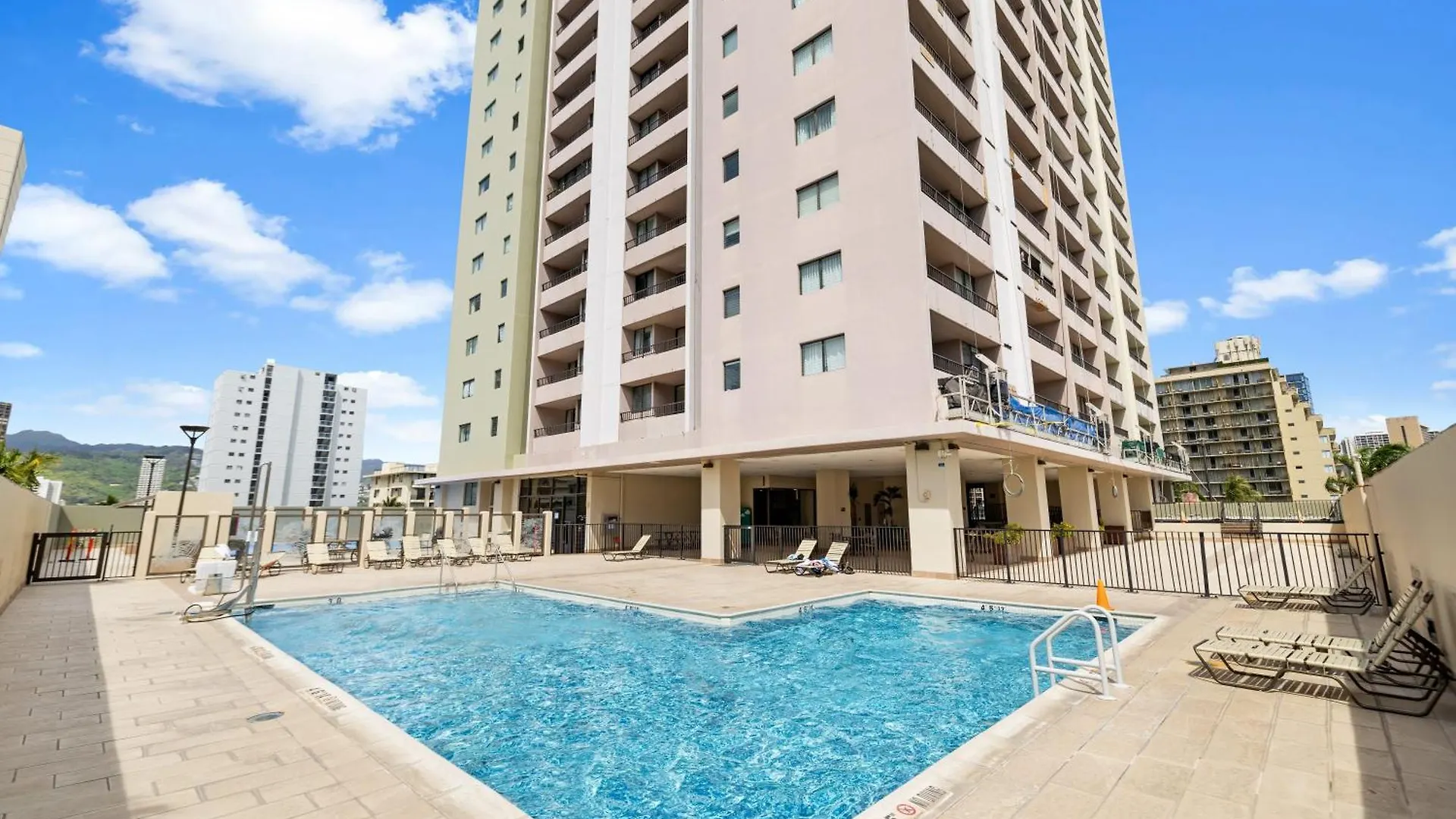 Royal Kuhio 2302 - Spacious Studio With Stunning Mountain Views In The Heart Of Waikiki! هونولولو بيت للعطل
